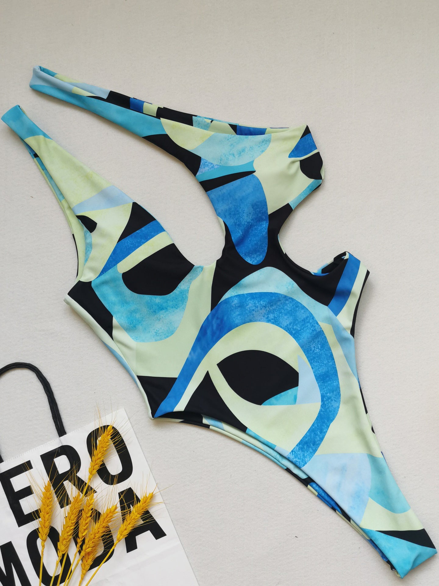 <tc>MONOKINI LILYANN pisan</tc>